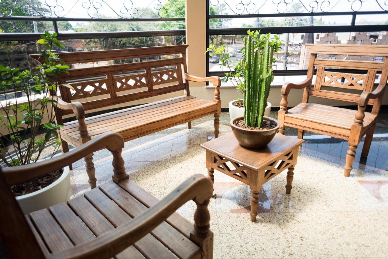 Holambra Garden Hotel Dış mekan fotoğraf A set of Thai style wooden furniture